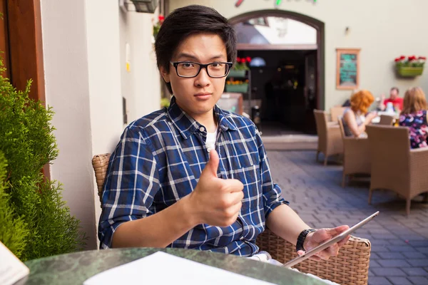 Estudiante asiático con tableta digital — Foto de Stock