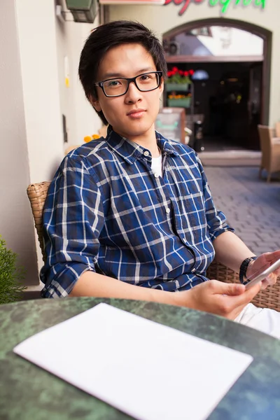 Estudiante asiático con tableta digital — Foto de Stock