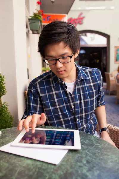Estudiante asiático con tableta digital — Foto de Stock