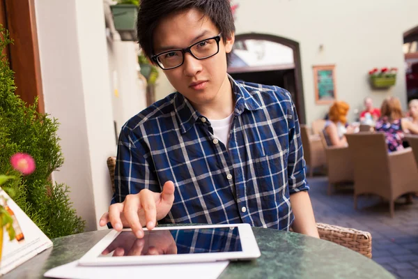 Asiatique étudiant avec tablette numérique — Photo