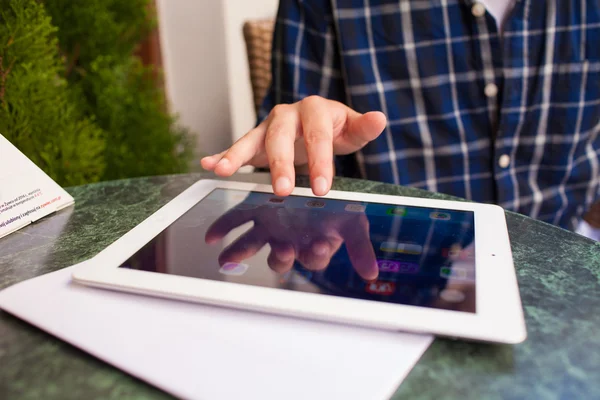 Finger pointing to screen of a tablet-pc. — Stock Photo, Image