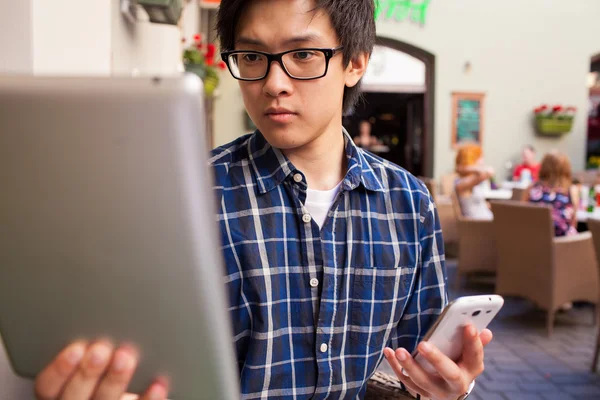 Schüler nutzen Tablet-PC und Smartphone — Stockfoto