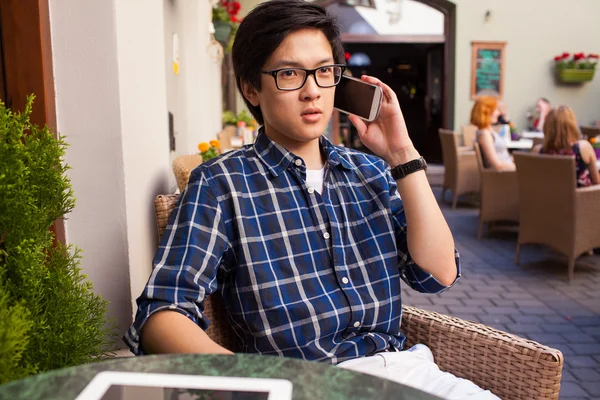 Asiático hombre hablando por teléfono en café — Foto de Stock