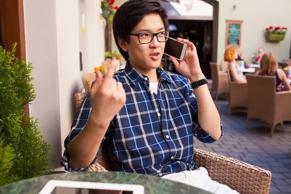 Asiatischer Mann telefoniert im Café — Stockfoto