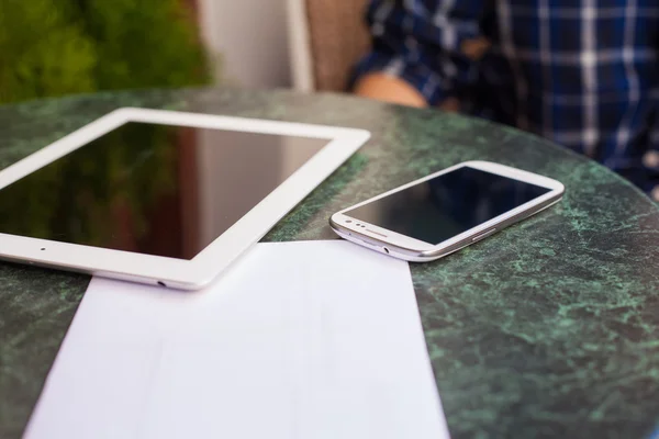 Tablet PC with smartphone on a table. — Stock Photo, Image