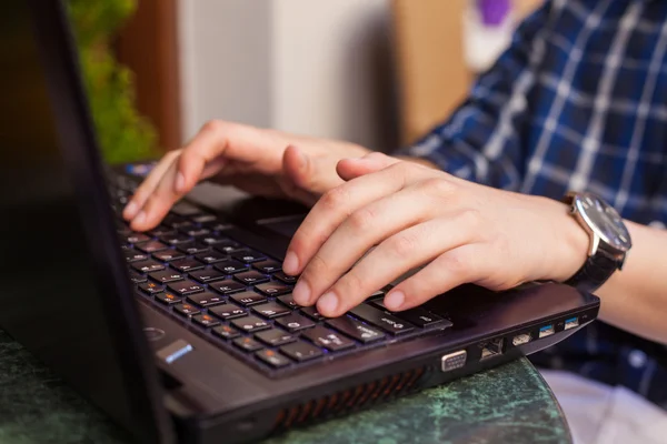 Handen typen op een laptop — Stockfoto