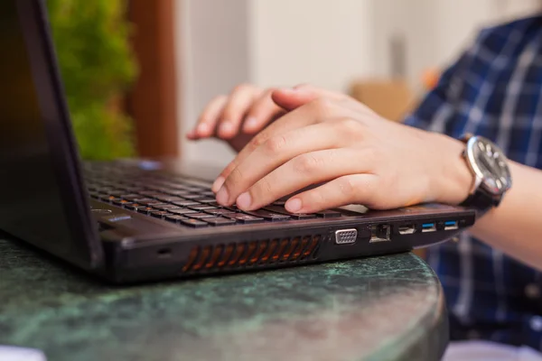 Manos mecanografiando en un portátil — Foto de Stock