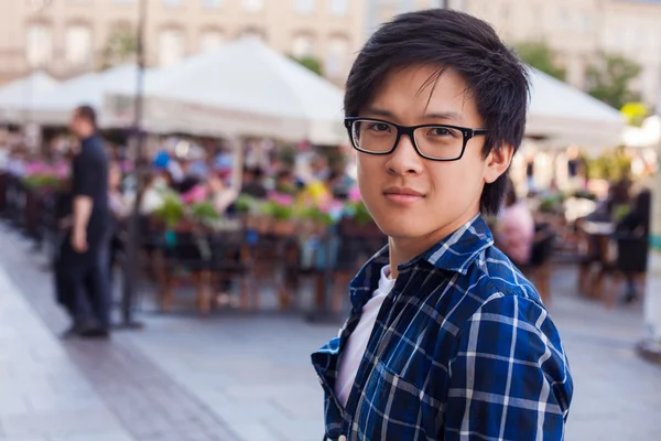 Hombre en gafas de pie en la calle — Foto de Stock