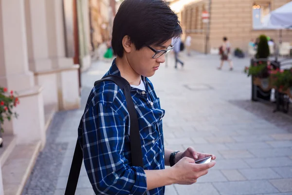 Homem asiático com smartphone móvel . — Fotografia de Stock