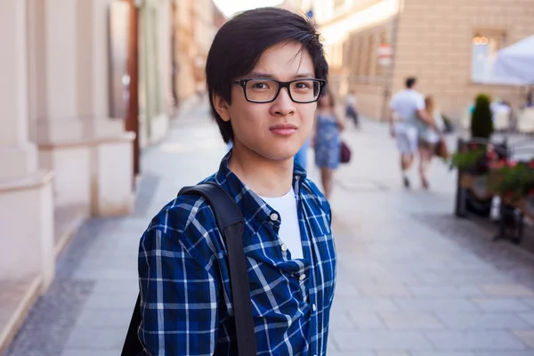 Asiatique homme avec des lunettes stand à rue — Photo