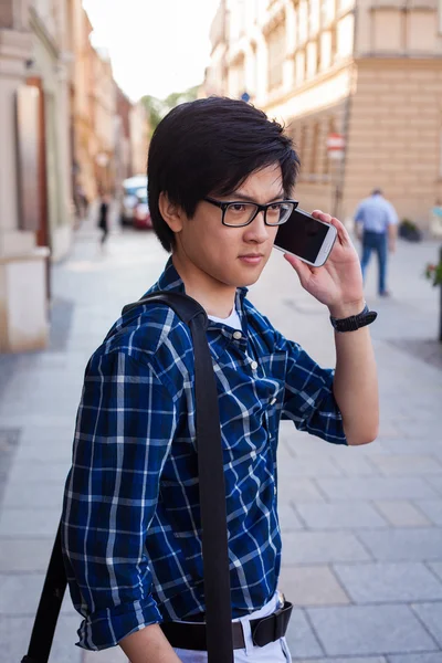 モバイルのスマート フォンを持つアジア男. — ストック写真