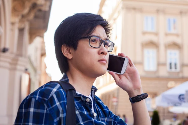 Aziatische man met mobiele smartphone. — Stockfoto