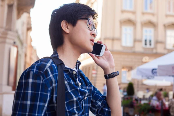 Hombre asiático con teléfono inteligente móvil . —  Fotos de Stock