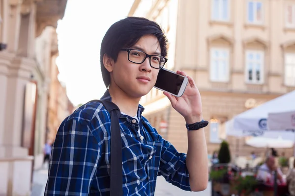 Aziatische man met mobiele smartphone. — Stockfoto