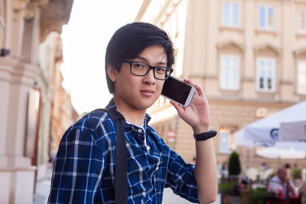 Azjatycki człowiek z zdejmowany smartphone. — Zdjęcie stockowe