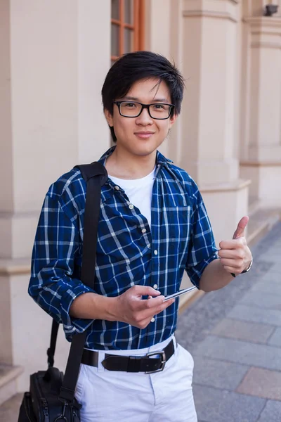 Hombre asiático con teléfono inteligente móvil . — Foto de Stock