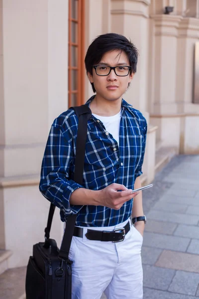 Asiatique homme avec smartphone mobile . — Photo