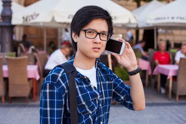 Hombre asiático con teléfono inteligente móvil . — Foto de Stock