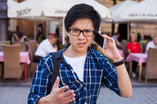 Hombre asiático con teléfono inteligente móvil . — Foto de Stock