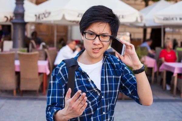 Aziatische man met mobiele smartphone. — Stockfoto