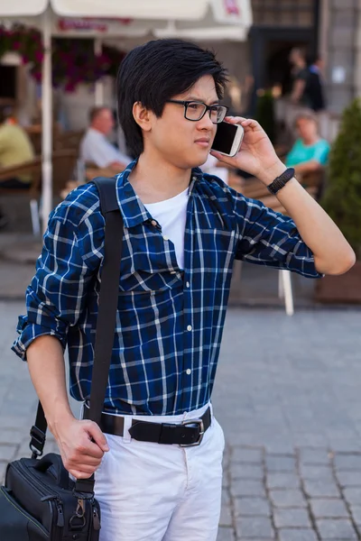 亚洲人与手机的智能手机. — 图库照片