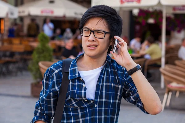 Hombre asiático con teléfono inteligente móvil . — Foto de Stock