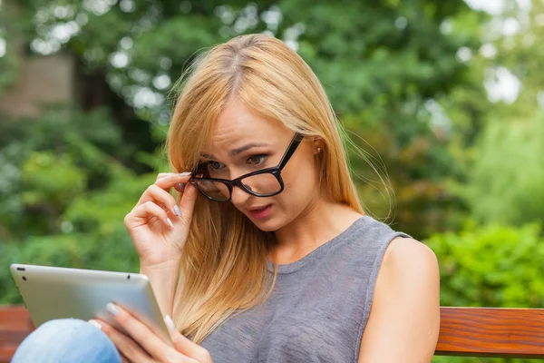 Frau benutzt Tablet-PC im Park — Stockfoto