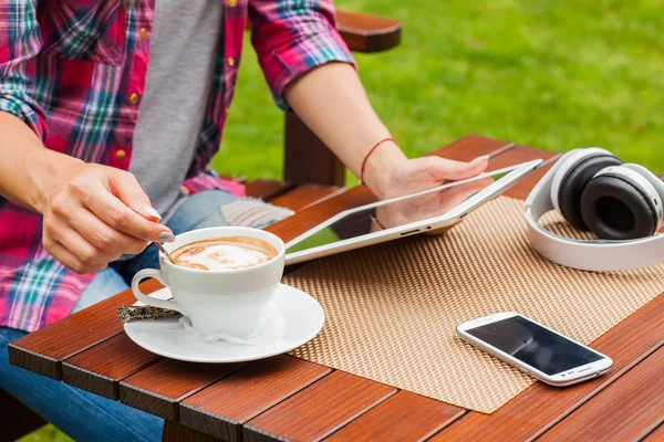 Mujeres manos con tableta PC y café —  Fotos de Stock