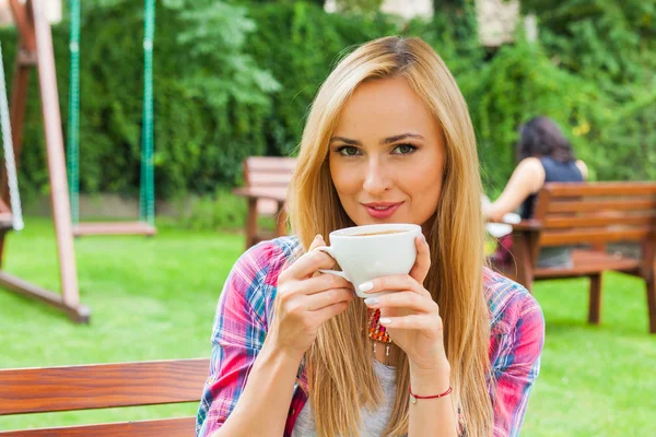 屋外のコーヒーを飲みながら美しい女性 — ストック写真