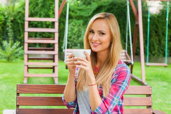 Piękna kobieta picia kawy odkryty — Zdjęcie stockowe