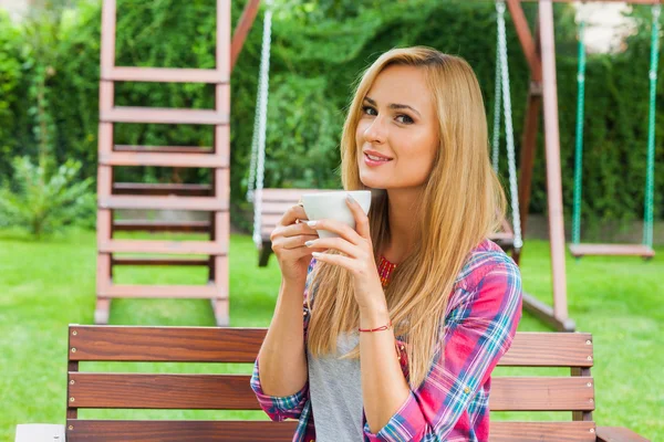 Piękna kobieta picia kawy odkryty — Zdjęcie stockowe