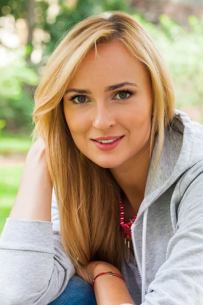 Mujer rubia sonriente en el parque — Foto de Stock