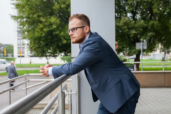 Podnikatel před úřad blok — Stock fotografie