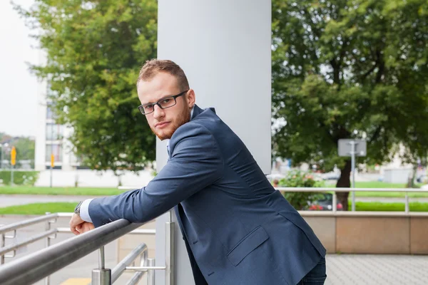 Podnikatel před úřad blok — Stock fotografie