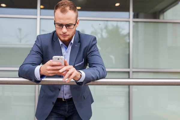 Biznesmen korzystający z telefonu komórkowego — Zdjęcie stockowe