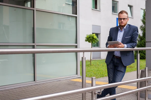 Biznesmen korzystający z tabletu — Zdjęcie stockowe