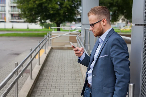 Cep telefonu kullanan iş adamı — Stok fotoğraf