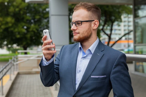 Zakenman met mobiele telefoon — Stockfoto