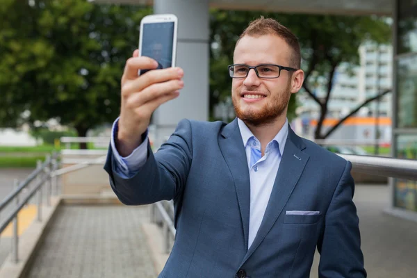 Kaukasiska affärsman med selfie — Stockfoto