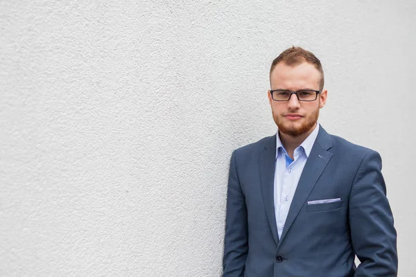 Businessman in front of office block — Stock Photo, Image