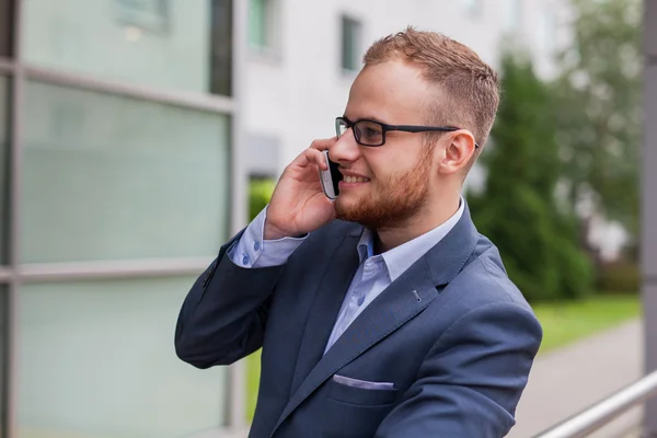 Empresário falando por telefone — Fotografia de Stock