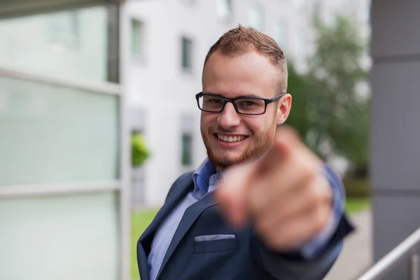 Uomo d'affari che punta nella macchina fotografica — Foto Stock