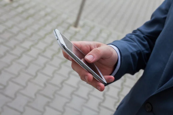 Manos de hombre de negocios con teléfono móvil —  Fotos de Stock