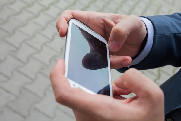 Manos de hombre de negocios con teléfono móvil —  Fotos de Stock