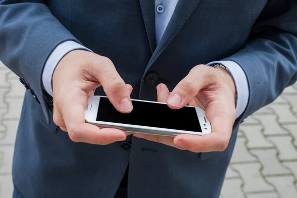 Biznesmen ręce z telefonu komórkowego — Zdjęcie stockowe
