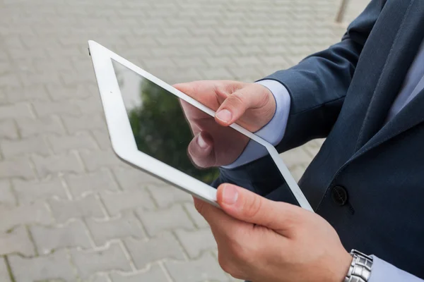 Mãos de homem de negócios com tablet pc — Fotografia de Stock