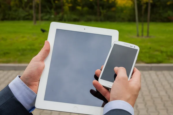 Biznesmen ręce z zdejmowany telefon i tablet pc — Zdjęcie stockowe
