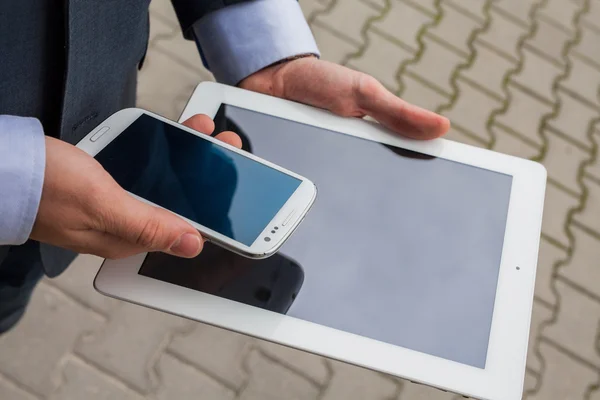 Geschäftsmann mit Tablet-PC — Stockfoto