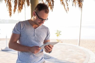 tablet pc ile palmiye altında turizm.