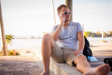 Cep telefonu ile genç turizm.